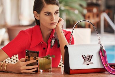 <p>Luxury goods are flying off the shelves!<span></span></p>